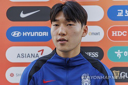 축구대표팀 공격의 새로운 옵션이 된 배준호(쿠웨이트시티=연합뉴스) 황광모 기자 = 11회 연속 월드컵 본선 진출에 도전하는 한국 축구대표팀의 공격수 배준호가 12일 오후(현지시간) 쿠웨이트 압둘라 알 칼리파 스타디움에서 열린 팀 훈련에 앞서 취재진과 가진 인터뷰에서 질문에 답하고 있다. 2024.11.13 hkmpooh@yna.co.kr