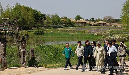 하회마을 산불피해 현장 살펴보는 장미란 제2차관(서울=연합뉴스) 장미란 문화체육관광부 제2차관이 24일 산불 피해지역인 경북 안동에서 관계자들과 하회마을 피해 현장을 살펴보고 있다. 2025.4.24 [문화체육관광부 제공. 재판매 및 DB 금지] photo@yna.co.kr