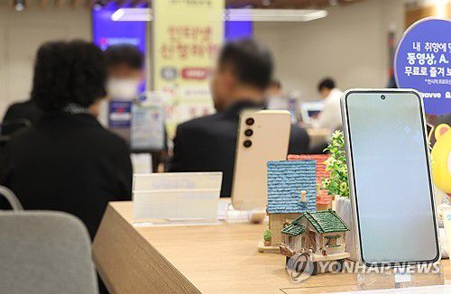 28일부터 전 고객 대상 유심 무상 교체 실시하는 SK텔레콤(서울=연합뉴스) 김성민 기자 = 해킹 사고가 발생한 SK텔레콤이 28일부터 2천300만명에 달하는 전 고객을 대상 유심 무상 교체를 실시하기로 결정했다.     사진은 25일 서울 한 SKT 대리점에서 고객들이 상담을 기다리고 있다. 2025.4.25 ksm7976@yna.co.kr