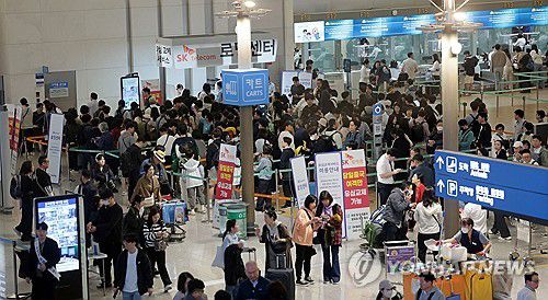 출국보다 힘든 유심 교체(영종도=연합뉴스) 김인철 기자 = 지난 1일 인천국제공항 제1여객터미널 출국장 내 SK텔레콤 로밍센터에서 출국자들이 유심 교체를 위해 줄을 서고 있다. 2025.5.1 yatoya@yna.co.kr