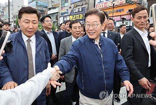 파기환송 판결 이후 '경청 투어' 시작한 이재명 후보(포천=연합뉴스) 김주성 기자 = 대법원이 더불어민주당 이재명 대선 후보의 공직선거법 위반 사건에 대해 유죄 취지로 파기환송 판결을 한 1일 이 후보가 전국 각지에서 민심을 듣는 '골목골목 경청투어'을 시작하며 경기도 포천에서 시민들과 만나고 있다. 2025.5.1 utzza@yna.co.kr