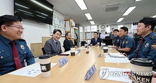 이주호 권한대행, 연휴 안전관리 점검(서울=연합뉴스) 홍해인 기자 = 이주호 대통령 권한대행 부총리 겸 교육부 장관이 3일 서울 광진경찰서 화양지구대를 방문해 연휴기간 대비 치안 대책을 청취하고 추진 상황을 점검하고 있다. 2025.5.3 [교육부 제공. 재판매 및 DB 금지] hihong@yna.co.kr