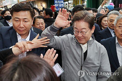 피습 모의 제보에 접촉 자제하는 이재명 후보(양양=연합뉴스) 김주성 기자 = 더불어민주당 이재명 대선 후보가 '골목골목 경청투어' 사흘째인 3일 강원도 양양군 양양시장에서 도민들과 악수 등 접촉을 피하며 인사를 나누고 있다.       이날 이 후보 측은 SNS를 통해 "후보에 대한 피습 모의 제보가 잇따르고 있다. 이에 따라 지금부터 후보의 대인 접촉이 어려운 상황이다. 너른 양해 부탁드린다"라고 공지했다. 2025.5.3 utzza@yna.co.kr