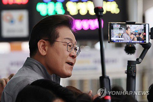 강원 도민들에게 지지 호소하는 이재명 후보(양양=연합뉴스) 김주성 기자 = 더불어민주당 이재명 대선 후보가 '골목골목 경청투어' 사흘째인 3일 강원도 양양군 양양시장에서 도민들에게 지지를 호소하고 있다. 2025.5.3 utzza@yna.co.kr