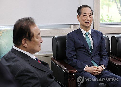 대한민국 헌정회 예방한 한덕수 전 총리(서울=연합뉴스) 이정훈 기자 = 3일 서울 여의도 국회 헌정기념관을 찾은 한덕수 전 국무총리가 발언하고 있다. 왼쪽은 정대철 헌정회장. 2025.5.3 uwg806@yna.co.kr