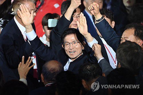 전당대회 입장하는 김문수 대선 경선 후보(고양=연합뉴스) 박동주 기자 = 국민의힘 김문수 대선 경선 후보가 3일 경기 고양시 킨텍스에서 열린 국민의힘 최종 대선 후보 선출을 위한 전당대회에 입장하고 있다. 2025.5.3 [공동취재] pdj6635@yna.co.kr