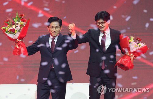 김문수, 국민의힘 대선후보 선출(고양=연합뉴스) 박동주 기자 = 국민의힘 대선 후보로 선출된 김문수 후보가 3일 경기 고양시 킨텍스에서 열린 국민의힘 전당대회에서 꽃다발을 받은 뒤 한동훈 후보와 함께 인사하고 있다. 2025.5.3 pdj6635@yna.co.kr