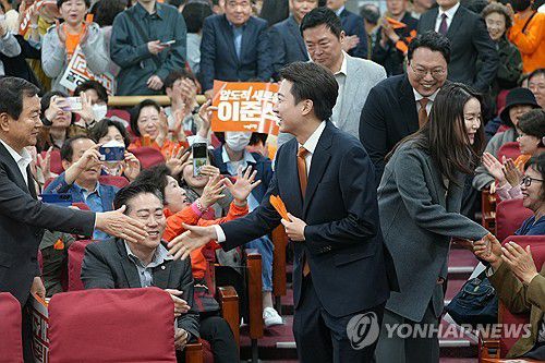 결의대회 들어서는 이준석 후보(서울=연합뉴스) 개혁신당 이준석 대선 후보가 3일 서울 영등포구 국회 의원회관에서 열린 '제21대 대통령 선거 필승결의대회'에 들어서고 있다. 2025.5.3 [개혁신당 제공. 재판매 및 DB 금지] photo@yna.co.kr