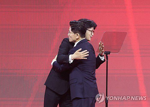 한동훈 후보와 포옹하는 김문수 후보(고양=연합뉴스) 박동주 기자 = 국민의힘 대선 후보로 선출된 김문수 후보가 3일 경기 고양시 킨텍스에서 열린 국민의힘 전당대회에서 수락 연설을 마친 뒤 한동훈 후보와 포옹하고 있다. 2025.5.3 [공동취재] pdj6635@yna.co.kr