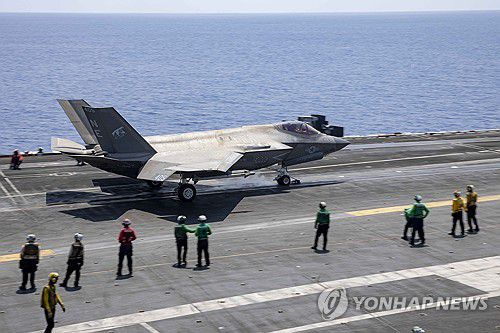 미 항모 USS 칼빈에서 출격하는 F-35C[미 해군/AP=연합뉴스 자료사진]
