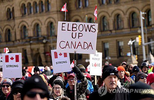 캐나다에서 열린 트럼프 반대 시위[AP 연합뉴스 자료사진/The Canadian Press 제공]