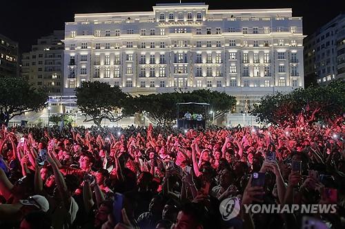 레이디 가가 콘서트를 앞둔 2일(현지시간) 리허설을 즐기는 팬들[AP 연합뉴스]