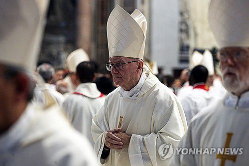 외관상 큰 문제 없어 보이는 파롤린 추기경 3일(현지시간) 프란치스코 교황 추모 미사에 참석한 피에트로 파롤린 추기경 [EPA=연합뉴스 자료사진. 재판매 및 DB 금지]