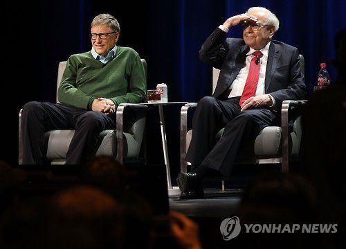 빌 게이츠 마이크로소프트 창업자(좌측)와 워런 버핏 버크셔 해서웨이 회장(우측)[AFP 연합뉴스 자료사진]