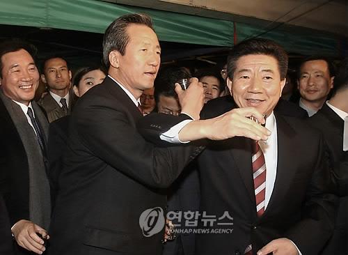 <盧전대통령 서거> `盧와의 인연' , 盧.鄭 러브 샷(서울=연합뉴스)  한나라당 내에서는 노무현 전 대통령과 과거 `인연'을 맺었던 정치인들이 새삼 주목을 받고 있다. 사진은 2002년 11월   국민여론조사에 의한 후보단일화에 합의한 뒤 여의도 한 포장마차에서 소주잔으로 러브샷을 하고있는 당시 민주당 노무현- 국민통합 정몽준 대통령후보. 2009.5.24 changki@yna.co.kr