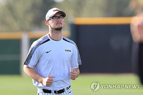 LG가 스프링캠프에 초청한 호주 투수 코엔 윈(스코츠데일[미국 애리조나주]=연합뉴스) 신현우 기자 = 호주프로야구(ABL) 시드니 블루삭스 우완 투수 코엔 윈이 13일(현지시간) 미국 애리조나주 스코츠데일 인디언 스쿨 공원 야구장에서 열린 LG 트윈스 1차 스프링캠프에 초청 선수로 참가해 훈련하고 있다. 2025.2.14 nowwego@yna.co.kr