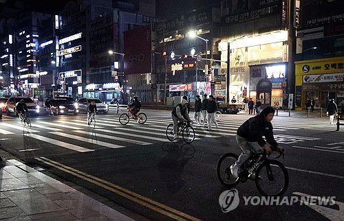 위험천만한 자전거 운행[연합뉴스 자료 사진]