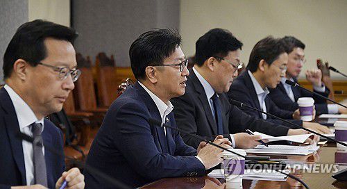 거시경제·금융현안 간담회(서울=연합뉴스) 김범석 부총리 겸 기획재정부 장관 직무대행이 2일 서울 중구 은행회관에서 열린 '거시경제·금융현안 간담회'를 주재하고 있다. 2025.5.2 [기획재정부 제공. 재판매 및 DB 금지] photo@yna.co.kr