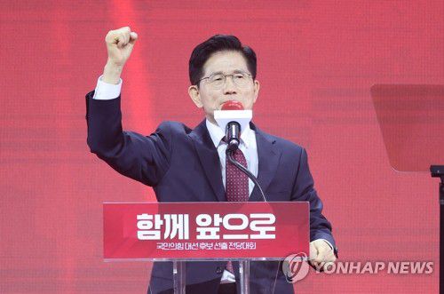 수락 연설하는 김문수 후보(고양=연합뉴스) 박동주 기자 = 국민의힘 대선 후보로 선출된 김문수 후보가 지난 3일 경기 고양시 킨텍스에서 열린 국민의힘 전당대회에서 수락 연설을 하고 있다. 2025.5.3 pdj6635@yna.co.kr