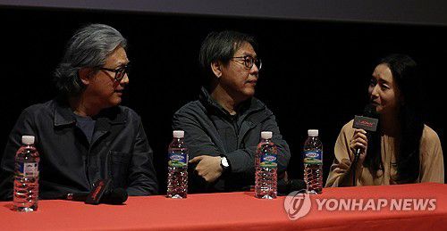 박찬욱, 박찬경, 이정현 함께(전주=연합뉴스) 나보배 기자 = 제26회 전주국제영화제 넷째 날인 3일, 'J스페셜클래스'에 참석한 박찬욱 감독(왼쪽)과 박찬경 감독, 이정현 배우가 관객들의 질문에 답하고 있다. 2025.5.3 warm@yna.co.kr