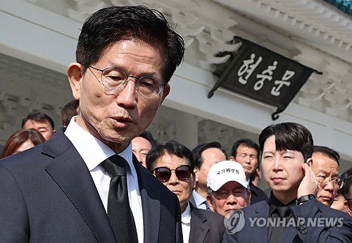 참배 마친 뒤 발언하는 김문수 후보(서울=연합뉴스) 류영석 기자 = 국민의힘 김문수 대선 후보가 4일 서울 동작구 국립서울현충원을 찾아 현충탑에 참배를 마친 뒤 취재진에 발언하고 있다. 2025.5.4 [공동취재] ondol@yna.co.kr