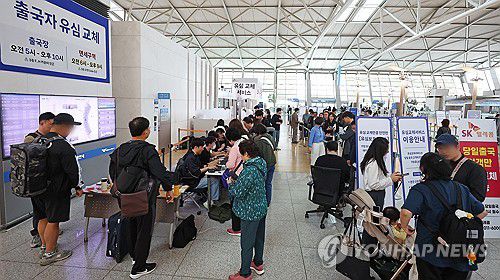 SKT '유심 교체 못 한 출국자, 피해 생기면 책임지고 보상'(영종도=연합뉴스) 김도훈 기자 = 4일 인천국제공항 제1여객터미널 출국장에 마련된 SK텔레콤 로밍센터에서 출국자들이 유심 교체를 위해 줄을 서고 있다. 2025.5.4 superdoo82@yna.co.kr