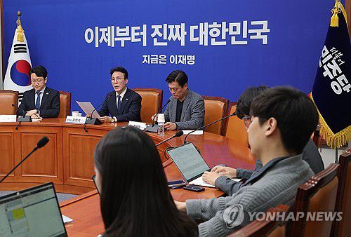 발언하는 김민석 최고위원(서울=연합뉴스) 류영석 기자 = 더불어민주당 김민석 상임공동선거대책위원장이 4일 국회에서 열린 기자간담회에서 발언하고 있다. 2025.5.4 ondol@yna.co.kr