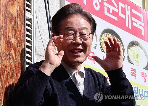 영월 장터에서 발언하는 이재명 후보(영월=연합뉴스) 김주성 기자 = 더불어민주당 이재명 대선 후보가 '골목골목 경청투어' : 단양8경편'에 나선 4일 강원도 영월군 영월서부시장에서 지지를 호소하고 있다. 2025.5.4 utzza@yna.co.kr