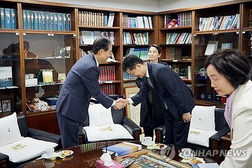 한덕수 대선 예비후보, 주일 맞이해 교회 찾아(서울=연합뉴스) 대선 출마를 선언한 무소속 한덕수 예비후보가 일요일인 4일 예배 참석차 서울 종로구 종교교회를 찾아 전창희 담임 목사와 인사하고 있다. 2025.5.4      [한덕수 캠프 제공. 재판매 및 DB 금지] hkmpooh@yna.co.kr