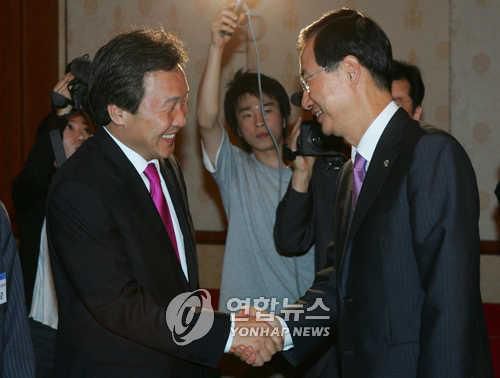 2007년 6월 행사장에서 악수하는 손학규와 한덕수[연합뉴스 자료사진]