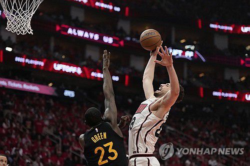 알페렌 셍귄을 수비하는 드레이먼드 그린[AP=연합뉴스. 재판매 및 DB금지]