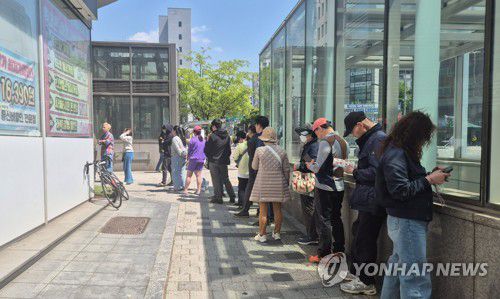 유심 교체하기 위해 대기 중인 SKT 이용자들(서울=연합뉴스) 이승연 기자 = 지난 28일 서울의 한 SK텔레콤 대리점 앞에 유심을 교체하기 위해 찾아온 사람들이 대기 중이다. 2025.4.28 [촬영 이승연]