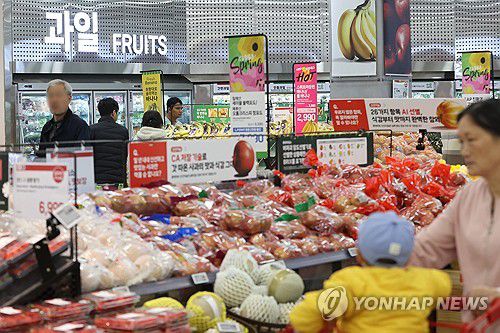 장 보는 시민들(서울=연합뉴스) 강민지 기자 = 숙박·음식점업이 통계 집계 이래 전례 없는 장기 불황을 겪는 것으로 나타난 13일 서울의 한 대형마트에서 시민들이 장을 보고 있다. 통계청 국가통계포털(KOSIS)에 따르면 지난 2월 숙박·음식점업 생산지수는 103.8(2020년=100)로 1년 전보다 3.8% 감소했다. 2025.4.13 mjkang@yna.co.kr
