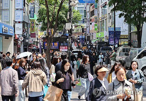'한중일 황금연휴' 앞둔 명동(서울=연합뉴스) = 사진은 28일 서울 명동을 걷는 시민과 외국인 관광객의 모습. 2025.4.28