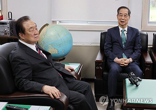 대한민국 헌정회 예방한 한덕수 전 총리(서울=연합뉴스) 이정훈 기자 = 3일 서울 여의도 국회 헌정기념관을 찾은 한덕수 전 국무총리가 발언하고 있다. 왼쪽은 정대철 헌정회장. 2025.5.3 uwg806@yna.co.kr