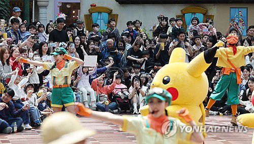 어린이날 앞둔 놀이공원(서울=연합뉴스) 서명곤 기자 = 어린이날을 하루 앞둔 4일 서울 송파구 롯데월드 어드벤처에서 방문객들이 퍼레이드 공연을 관람하고 있다. 2025.5.4 seephoto@yna.co.kr