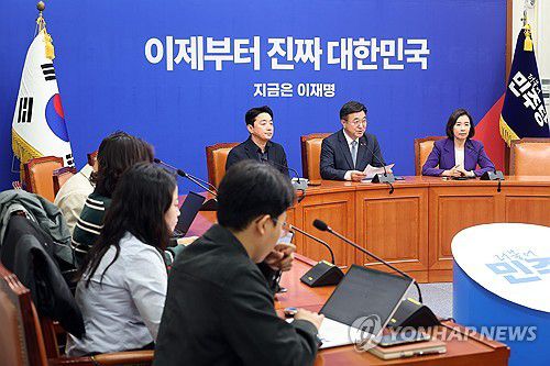 기자간담회 하는 윤호중 총괄선대본부장(서울=연합뉴스) 박동주 기자 = 5일 서울 여의도 국회에서 더불어민주당 윤호중 총괄선대본부장이 기자간담회를 하고 있다. 2025.5.5 pdj6635@yna.co.kr