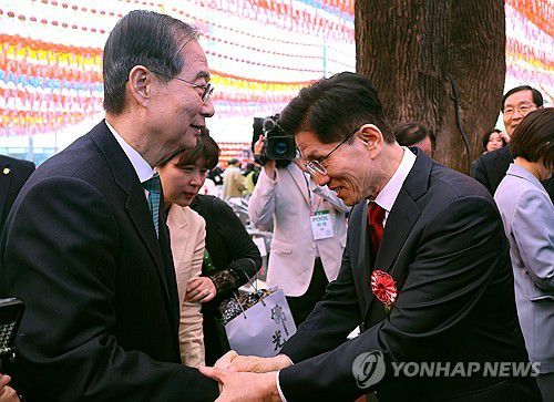 봉축법요식 마치며 인사하는 김문수 대선 후보와 한덕수 대선 예비후보(서울=연합뉴스) 한상균 기자 = 국민의힘 김문수 대선 후보(오른쪽)와 무소속 한덕수 대선 예비후보가 5일 서울 종로구 조계사에서 열린 불기 2569년 부처님오신날 봉축법요식을 마친 뒤 악수하고 있다. 2025.5.5 xyz@yna.co.kr