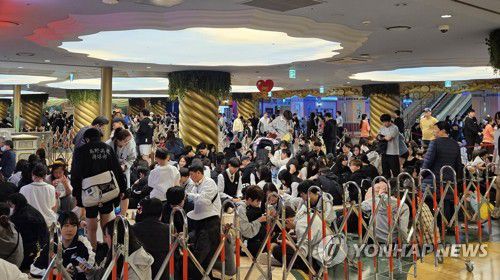 어린이날 롯데월드 입장 기다리는 시민들(서울=연합뉴스) 정윤주 기자 = 어린이날인 5일 서울 송파구 롯데월드 어드벤처 입구에서 시민들이 입장을 기다리고 있다. 2025.5.5 jungle@yna.co.kr