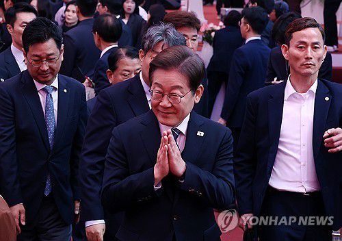 봉축법요식 마친 이재명 후보(서울=연합뉴스) 윤동진 기자 = 더불어민주당 이재명 대선 후보가 5일 서울 종로구 조계사에서 열린 불기 2569년 부처님오신날 봉축법요식을 마친 후 이동하고 있다. 2025.5.5 mon@yna.co.kr