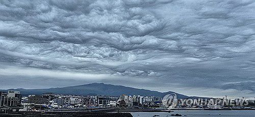 제주 하늘 뒤덮은 기묘한 먹구름(제주=연합뉴스) 김호천 기자 = 어린이날인 5일 오후 제주시 삼양동에서 본 한라산 위 기묘한 다층운. 파상고층운 또는 거친물결구름 등으로 불린다. 2025.5.5. khc@yna.co.kr