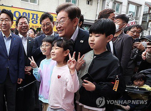 어린이들과 인사하는 이재명 후보(양평=연합뉴스) 홍기원 기자 = 더불어민주당 이재명 대선 후보가 5일 경기도 양평군 양평물맑은시장에서 열린 '골목골목 경청투어'에서 어린이들과 인사하고 있다. 2025.5.5 xanadu@yna.co.kr