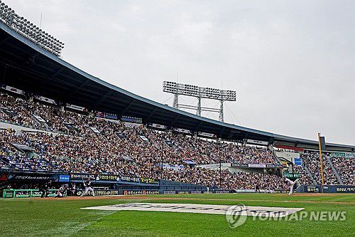 2025 KBO 리그 역대 최소 경기 300만 관중 달성(서울=연합뉴스) 임화영 기자 = 5일 서울 잠실야구장에서 열린 프로야구 LG 트윈스와 두산 베어스의 경기가 관중들로 꽉 차 있다.      이날 5개 구장에서 총 9만1,434명이 입장하며 306만 1,937명을 기록하며 175경기 만에 역대 최소 경기 300만 관중을 달성했다. 2025.5.5 hwayoung7@yna.co.kr