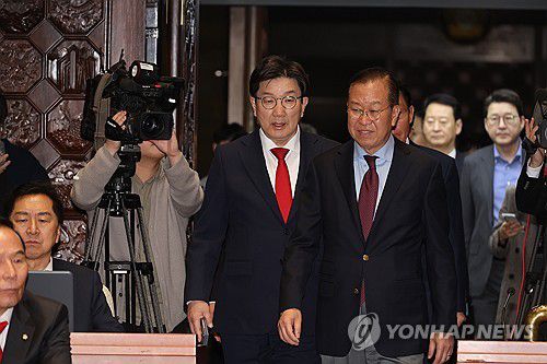 의총 참석하는 권영세-권성동(서울=연합뉴스) 박동주 기자 = 국민의힘 권영세 비상대책위원장과 권성동 원내대표가 5일 서울 여의도 국회에서 열린 의원총회에 참석하고 있다. 2025.5.5 pdj6635@yna.co.kr