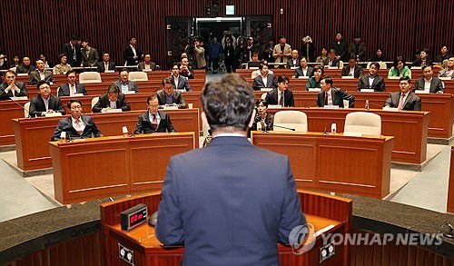 의총서 발언하는 권성동 원내대표(서울=연합뉴스) 박동주 기자 = 국민의힘 권성동 원내대표가 5일 서울 여의도 국회에서 열린 의원총회에서 발언하고 있다. 2025.5.5 pdj6635@yna.co.kr