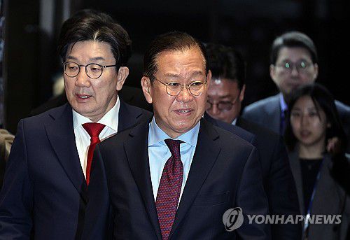 권영세-권성동, 굳은 얼굴로(서울=연합뉴스) 박동주 기자 = 국민의힘 권영세 비상대책위원장과 권성동 원내대표가 5일 서울 여의도 국회에서 열린 의원총회에 참석하고 있다. 2025.5.5 pdj6635@yna.co.kr