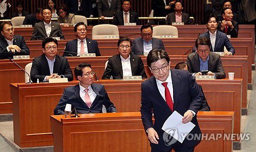 국민의힘 긴급 의원총회(서울=연합뉴스) 박동주 기자 = 국민의힘 권성동 원내대표가 5일 서울 여의도 국회에서 열린 의원총회에 참석해 발언하기 위해 단상으로 향하고 있다. 2025.5.5 pdj6635@yna.co.kr