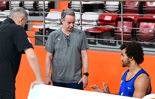 외국인 트라이아웃에 참가한 미힐 아히(오른쪽)와 파에스 우리카드 감독(중앙)[한국배구연맹 제공. 재판매 및 DB 금지]