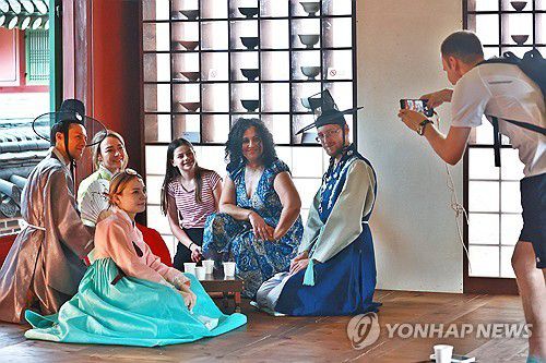 창덕궁 약방에서 추억 남기기(서울=연합뉴스) 진연수 기자 = 17일 서울 종로구 창덕궁 내 약방에서 관광객들이 기념사진을 찍고 있다. 국가유산청 궁능유적본부에 따르면 궁궐 안에 있는 의료기관인 약방에서 오는 8월 18일까지 매주 수~일요일에 관람객들이 제호탕, 오미자 음료 등을 시음하며 공간에서 휴식을 취할 수 있다. 2024.7.17     jin90@yna.co.kr (끝)