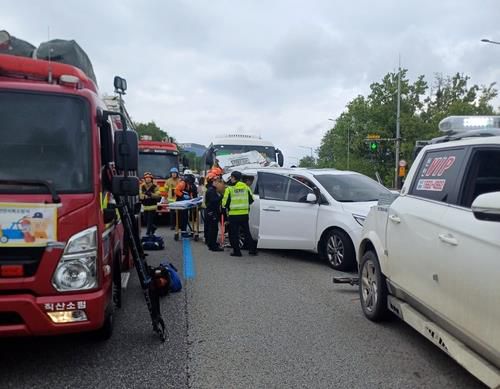 경부고속도로 고속버스·승합차 추돌[천안동남소방서 제공. 재판매 및 DB 금지]